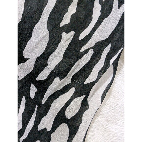 Violet & Claire Blouse Ruffle Detail Grey and Black Print Womans Size XL   Flaw - Picture 9 of 13